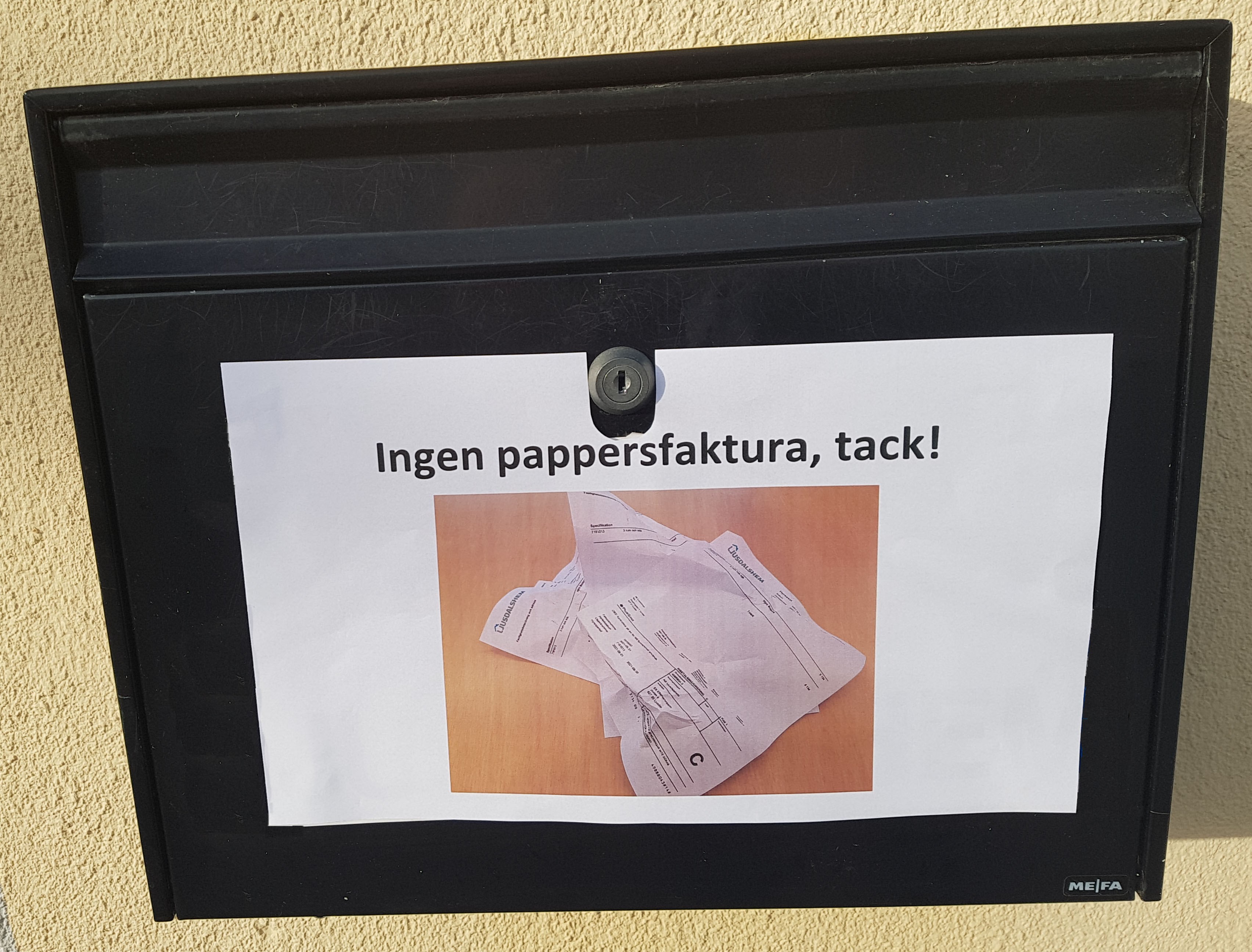 Svart brevlåda med texten Ingen pappersfaktura, tack!