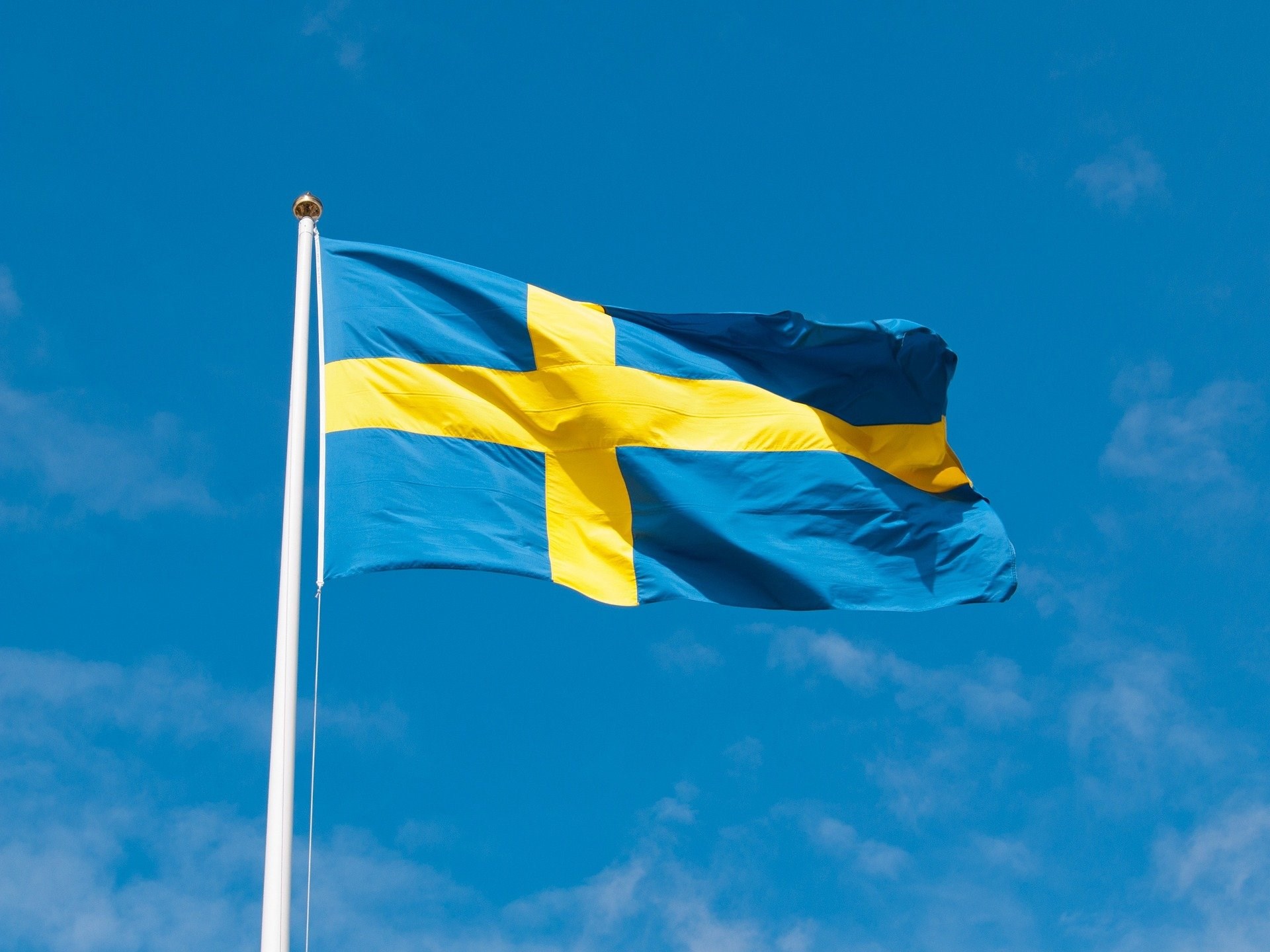 Svensk flagga mot blå himmel