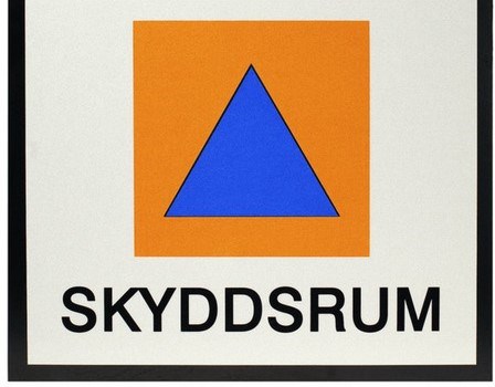 Bild på skylt med text SKYDDSRUM.