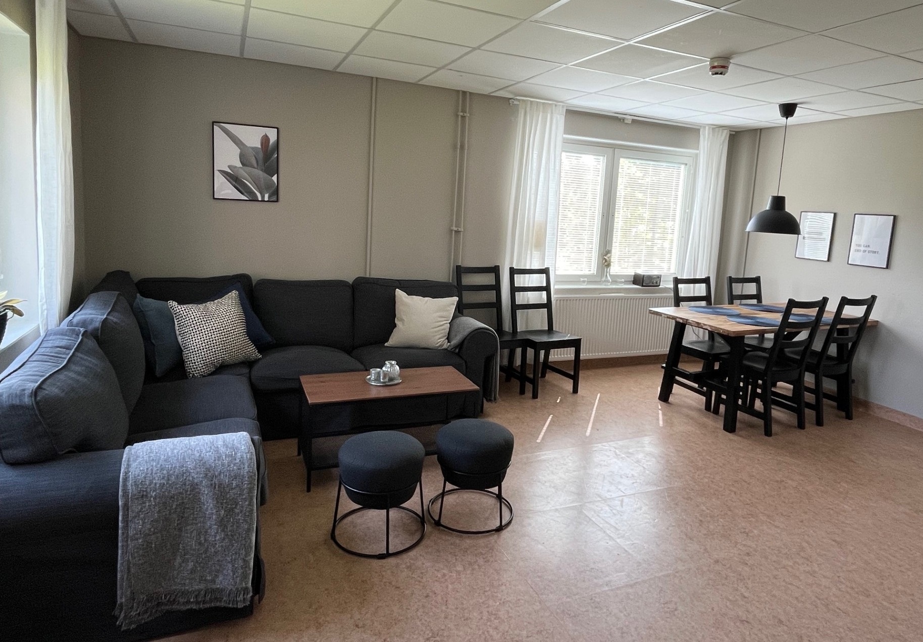 Samlingsrum i elevhemmet med soffa, bord och tv